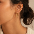 Boucles Ellipse portées à l'oreille
